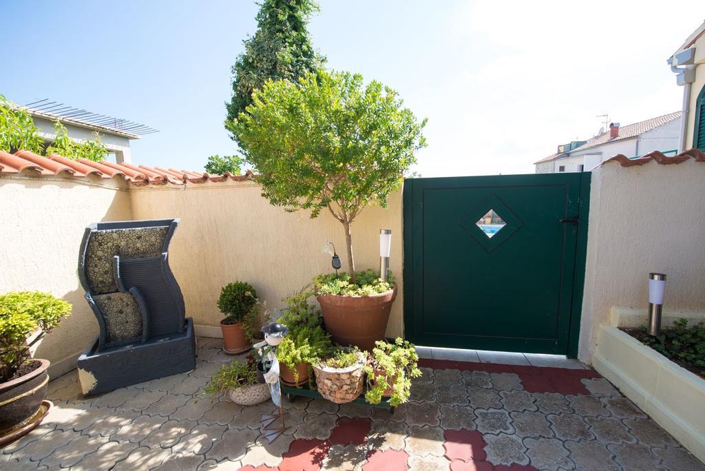 Apartments Marija Near Center Vodice Exterior photo